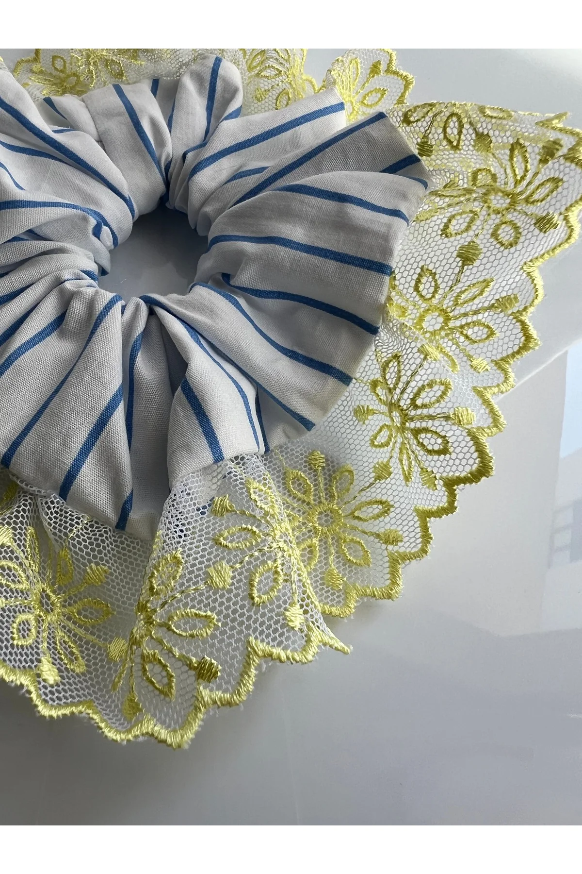 Sarı Dantel Fırfır Detaylı Mavi Çizgili Beyaz Scrunchie Lastikli Toka