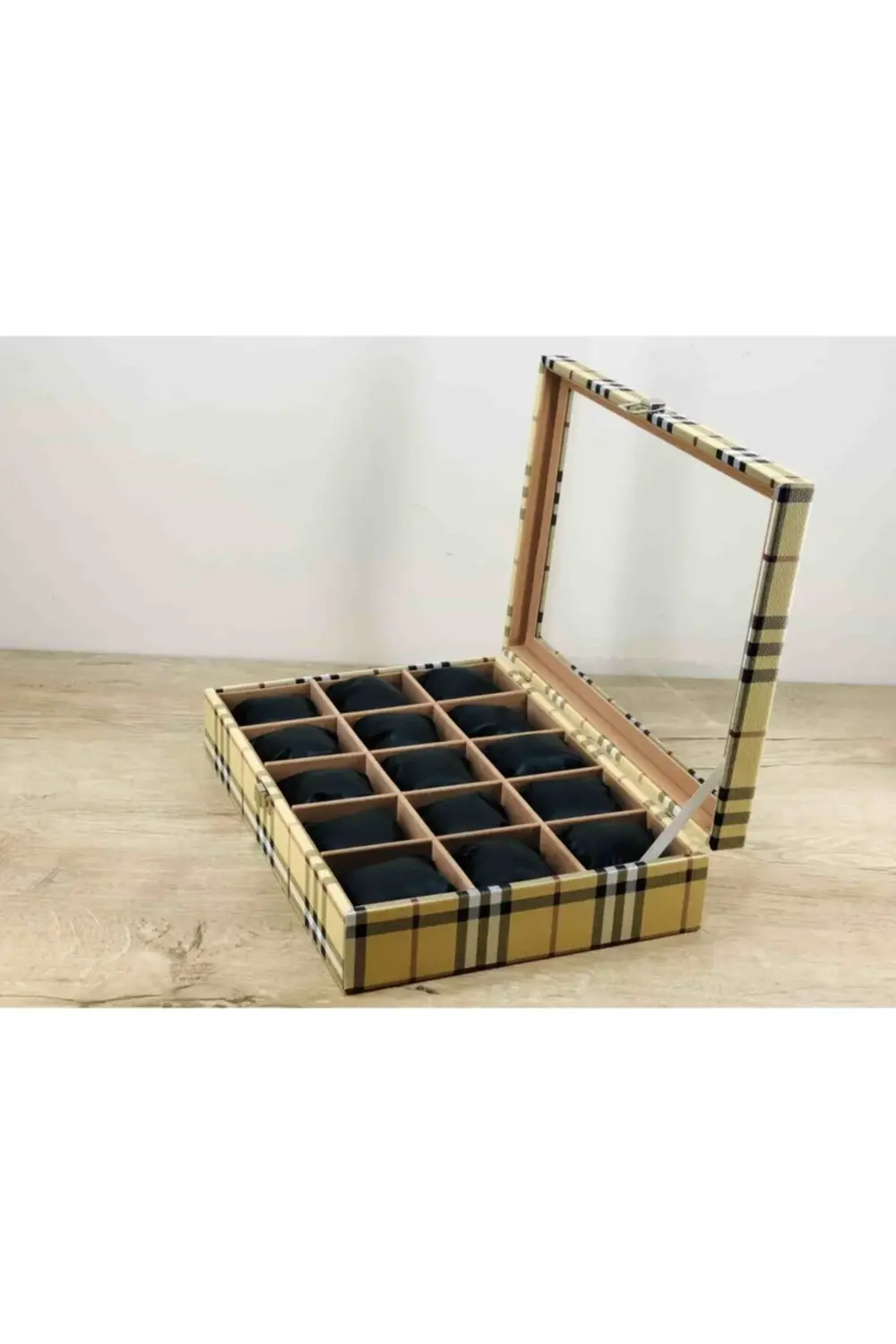 Sarı Ekoseli Desen Siyah Yastıklı El Yapımı Cam Kapaklı Saat Kutu