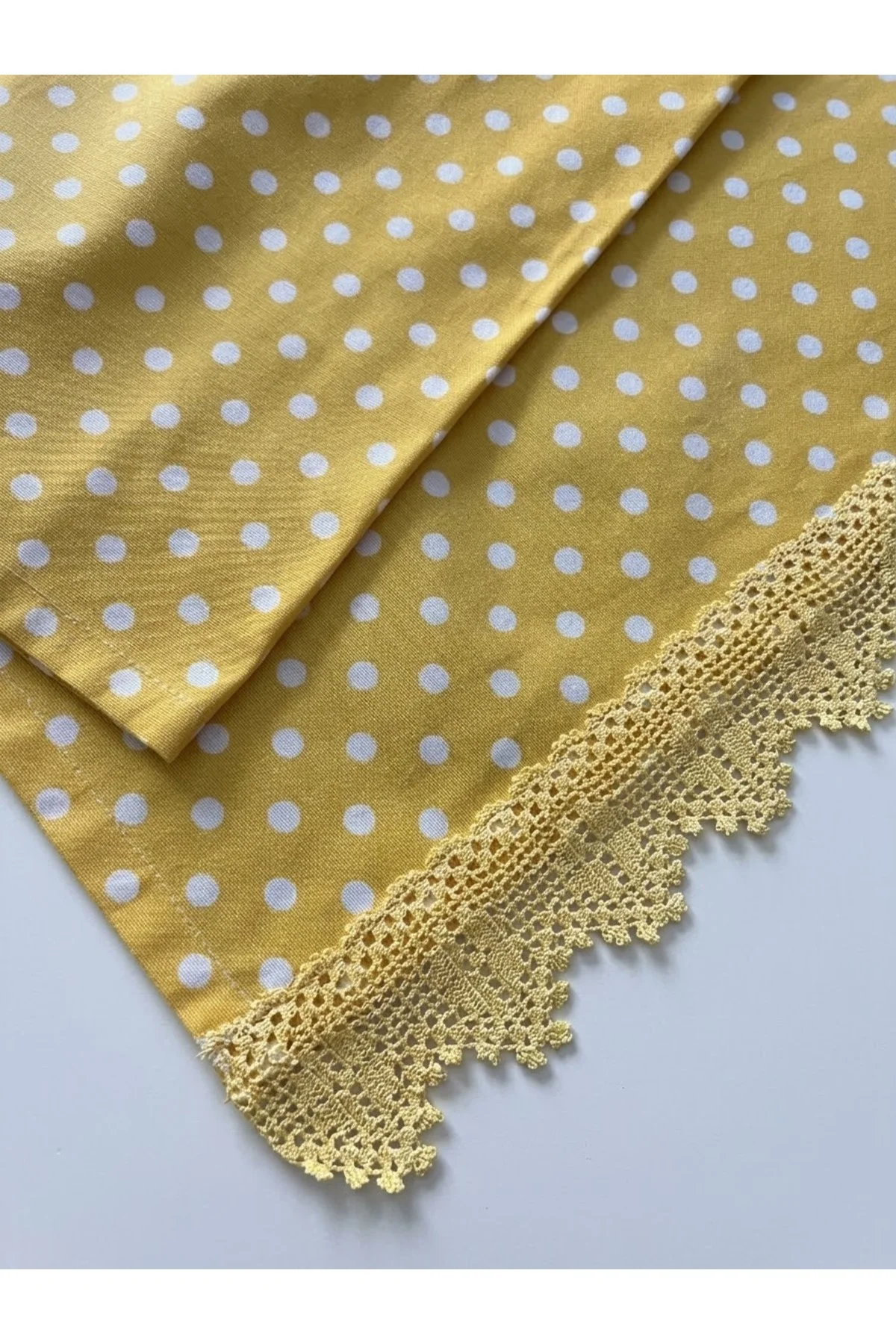 Sarı Puantiyeli Dantelli Runner - Masalara Şıklık Katan Pamuklu Runner (90x50 cm)