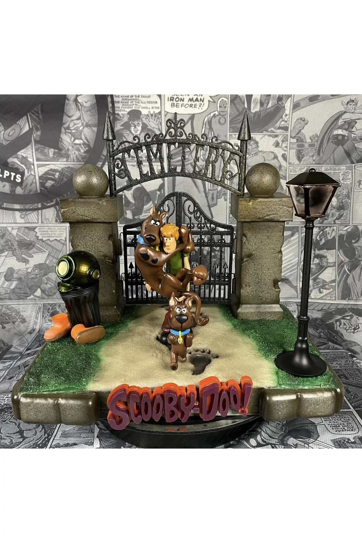 Scooby Doo Mezarlıkta Diorama Boyalı Figür 30 CM GENİŞLİK (DEV BOY)
