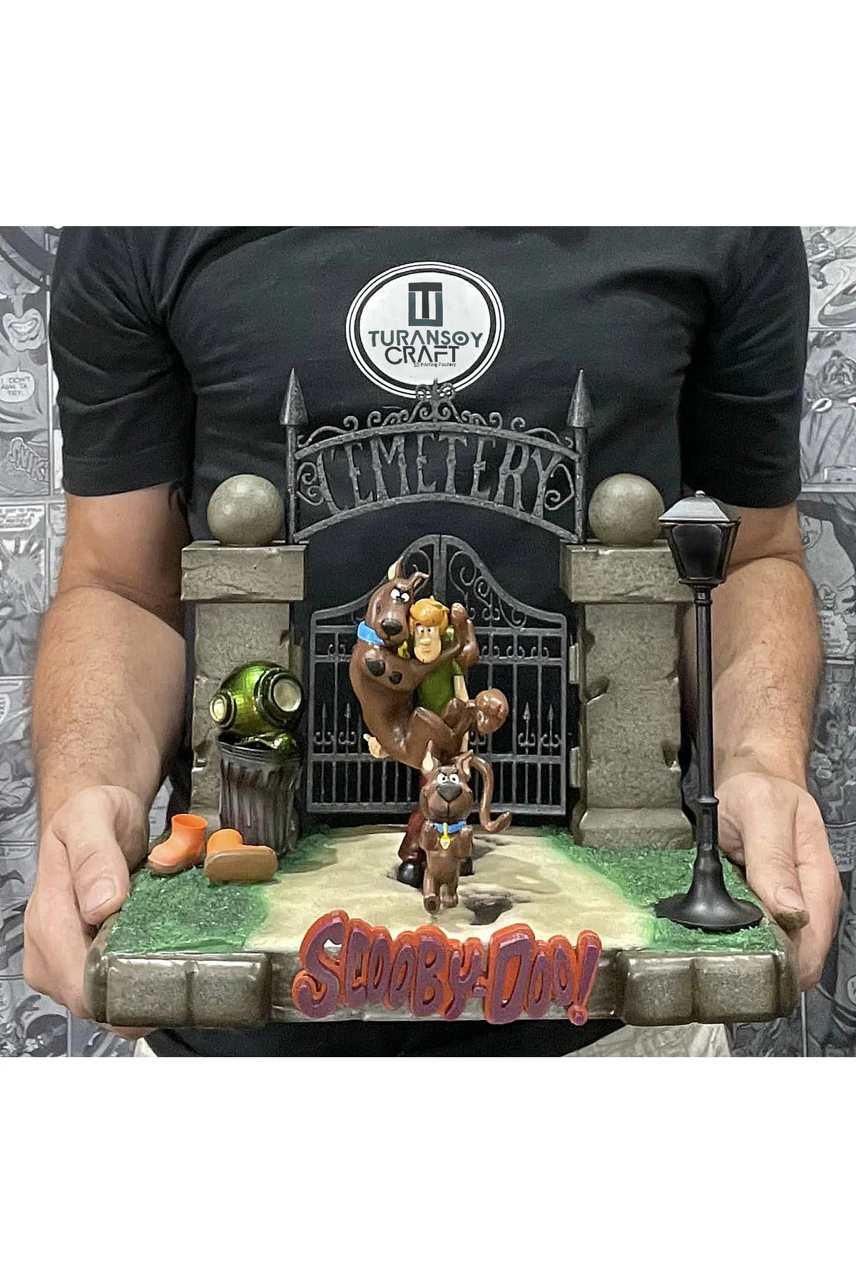Scooby Doo Mezarlıkta Diorama Boyalı Figür 30 CM GENİŞLİK (DEV BO