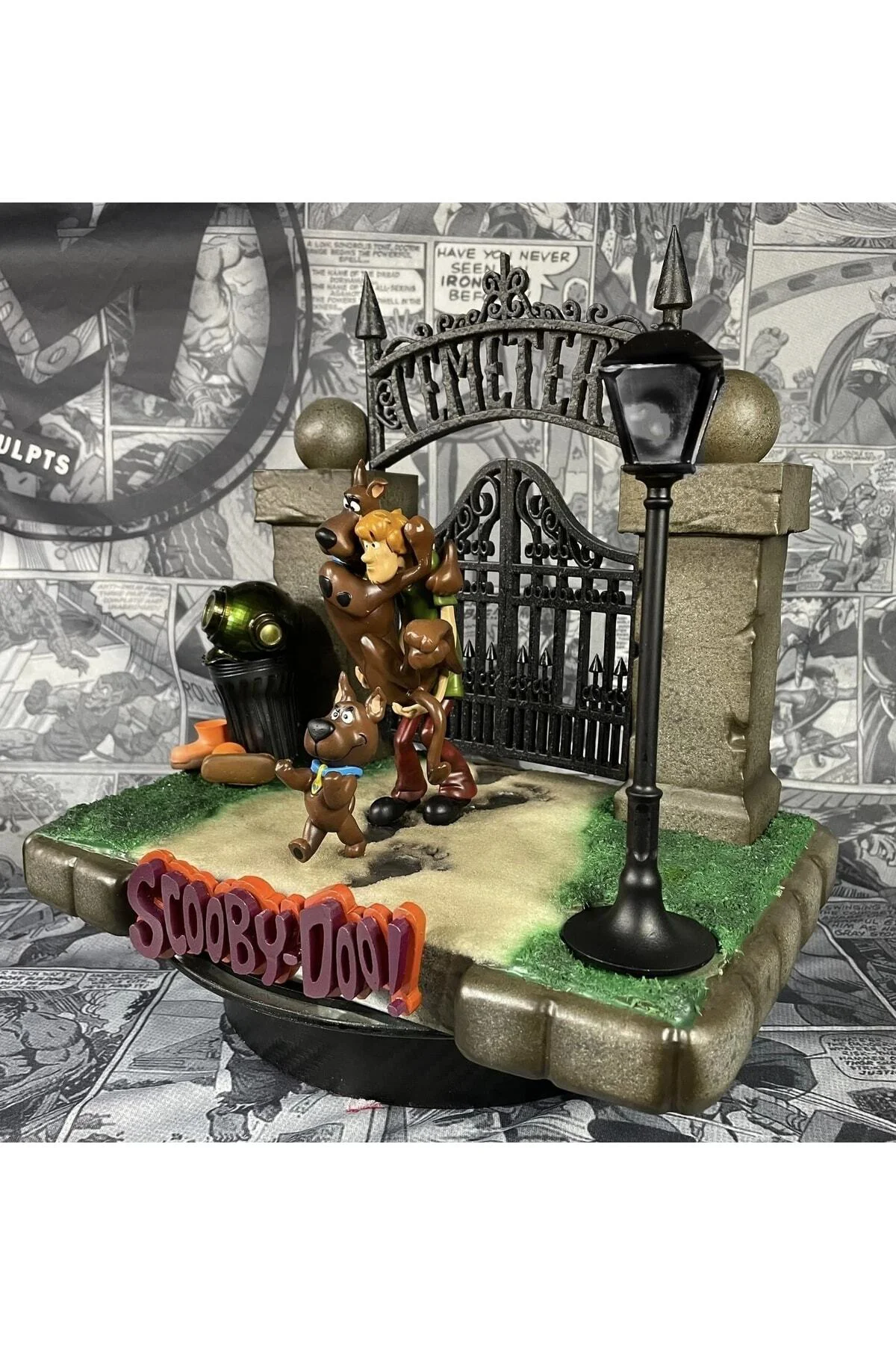 Scooby Doo Mezarlıkta Diorama Boyalı Figür 30 CM GENİŞLİK (DEV BOY)