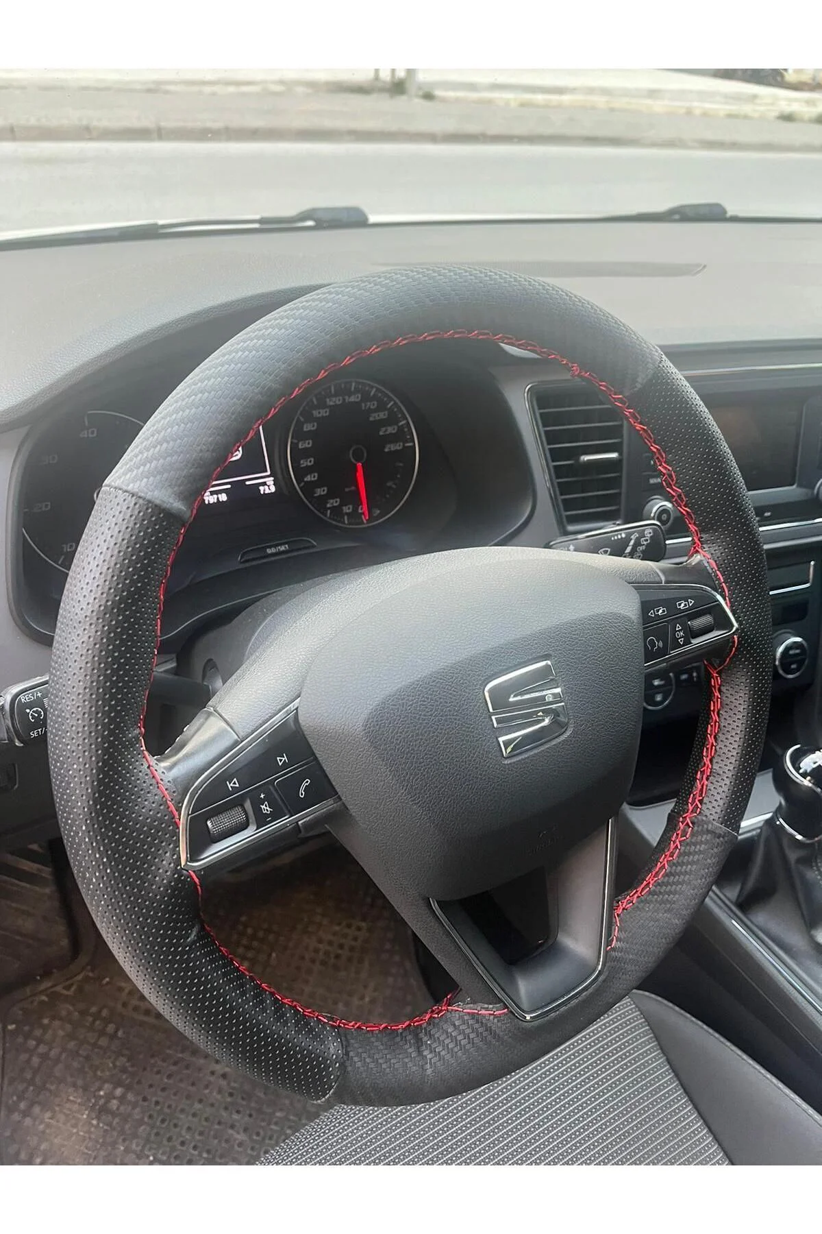 SEAT Leon Dikişli Direksiyon Kılıfı Karbon/noktalı/kırmızı Dikişli