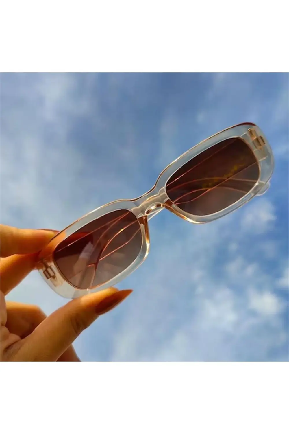 Şeffaf Kahverengi Çerçeve Ve Camlı Retro Güneş Gözlüğü