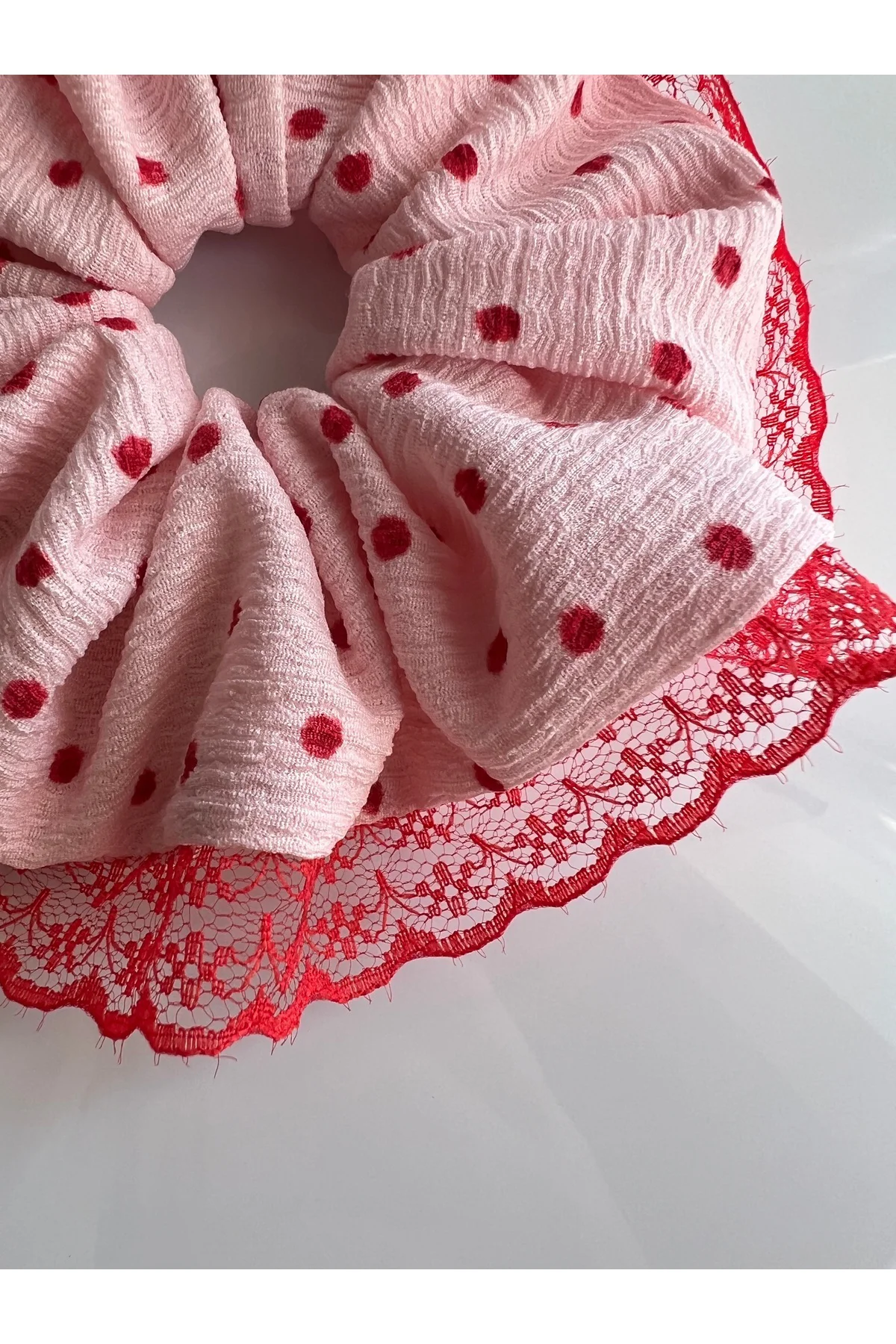 Şeker Pembe Kırmızı Puantiye ve Dantel Detaylı Lace Scrunchie Lastik Toka