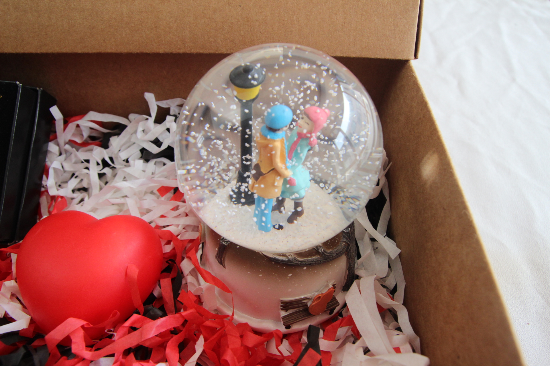 Home Sevgili Aşıklar Temalı Kar Küresi Papatya Kolye Ve İşıklı Kalp Hediye Seti