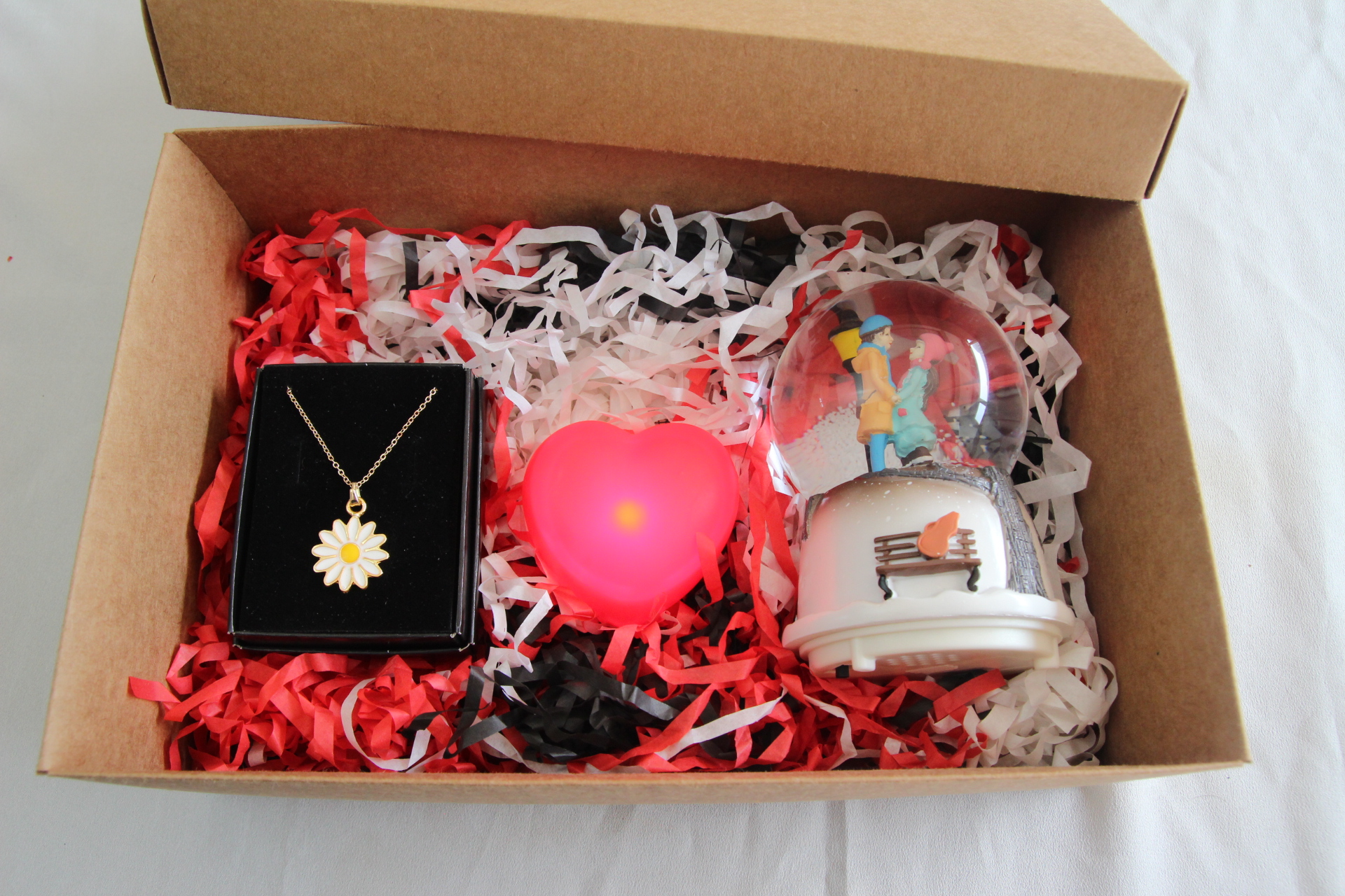 Home Sevgili Aşıklar Temalı Kar Küresi Papatya Kolye Ve İşıklı Kalp Hediye Seti