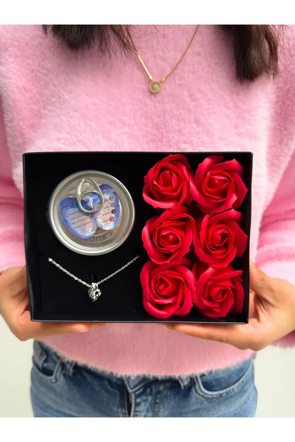 Sevgiliye Alınacak Hediye Kırmızı Güller ve İstiridye İçinde inci