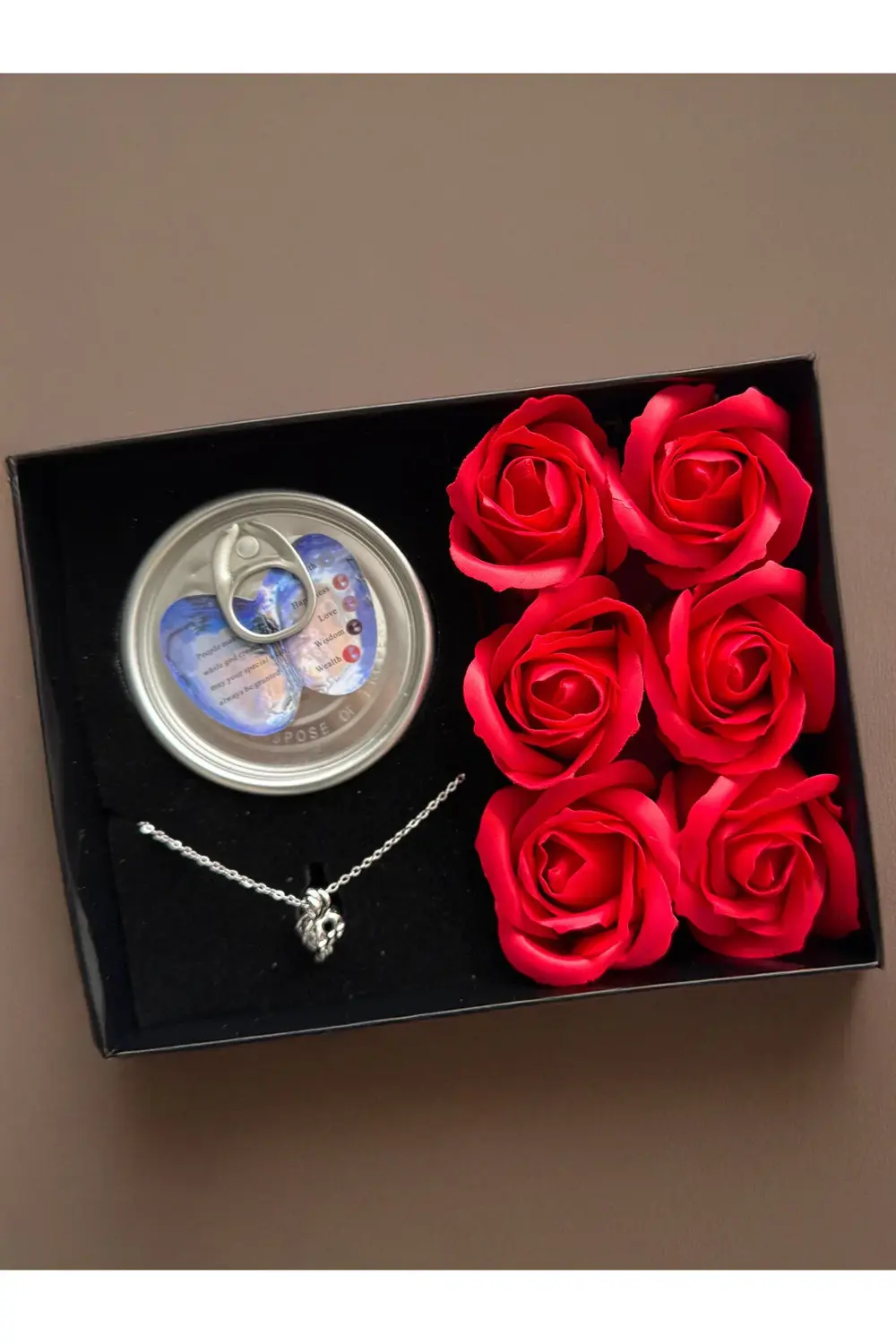 Sevgiliye Alınacak Hediye Kırmızı Güller ve İstiridye İçinde inci