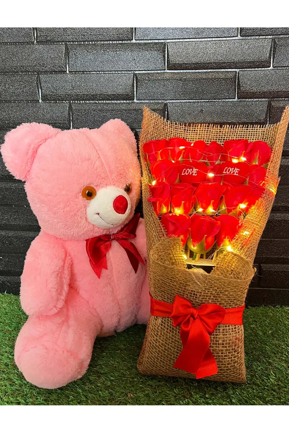 Sevgiliye Hediye 35cm Pembe Ayıcık ve 18li Işıklı Yapay Gül Buket