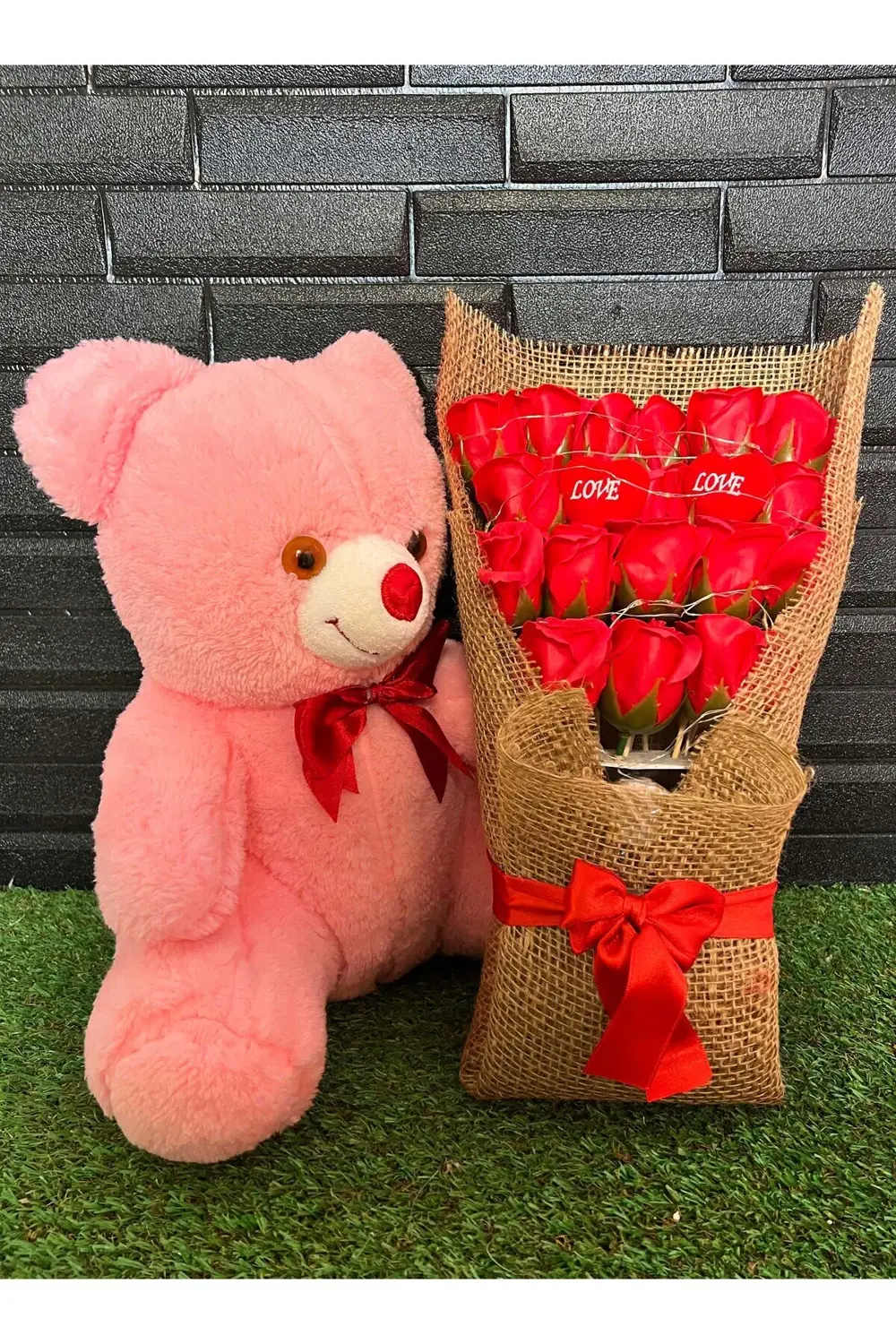 Sevgiliye Hediye 35cm Pembe Ayıcık ve 18li Işıklı Yapay Gül Buket