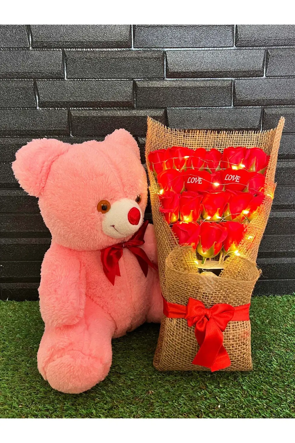 Sevgiliye Hediye 35cm Pembe Ayıcık ve 18li Işıklı Yapay Gül Buket