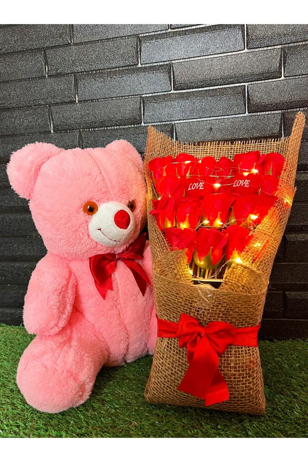 Sevgiliye Hediye 35cm Pembe Ayıcık ve 18li Işıklı Yapay Gül Buket