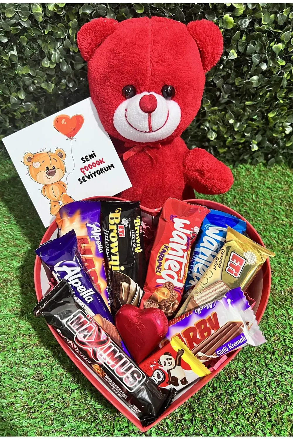 Sevgiliye Hediye Kırmızı Peluş Ayıcık ve Kalp Kutuda Sevilen Atış