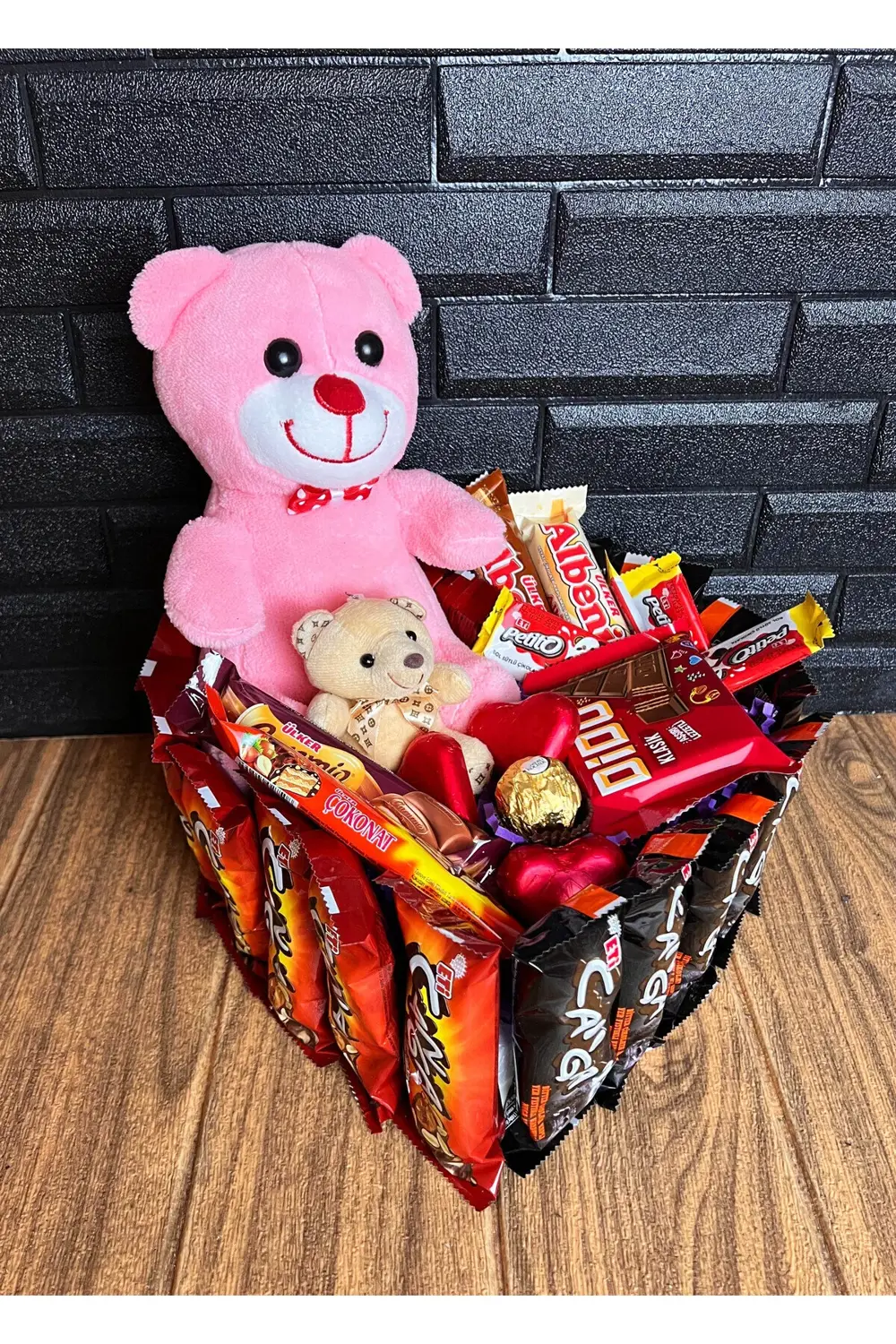 Sevgiliye Hediye Pembe Ayıcık Kalp Düzeninde Canga Ve Bol Çikolat