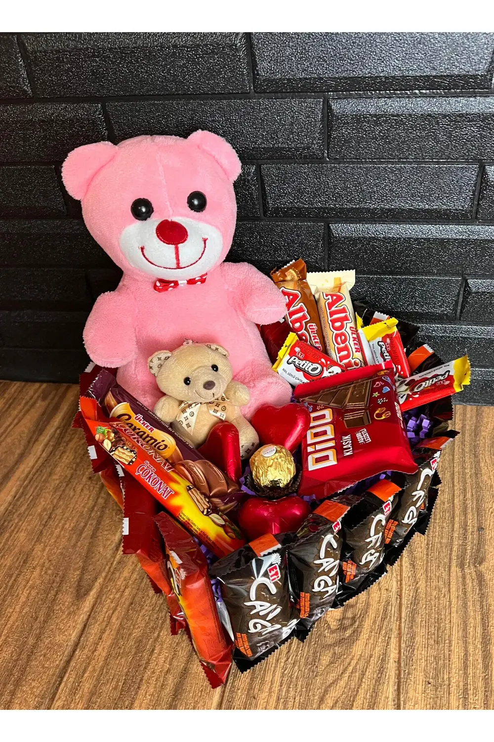 Sevgiliye Hediye Pembe Ayıcık Kalp Düzeninde Canga Ve Bol Çikolat