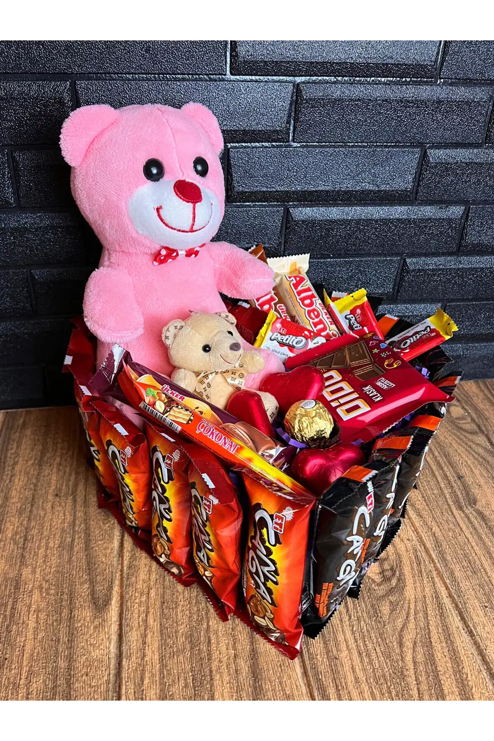 Sevgiliye Hediye Pembe Ayıcık Kalp Düzeninde Canga Ve Bol Çikolat