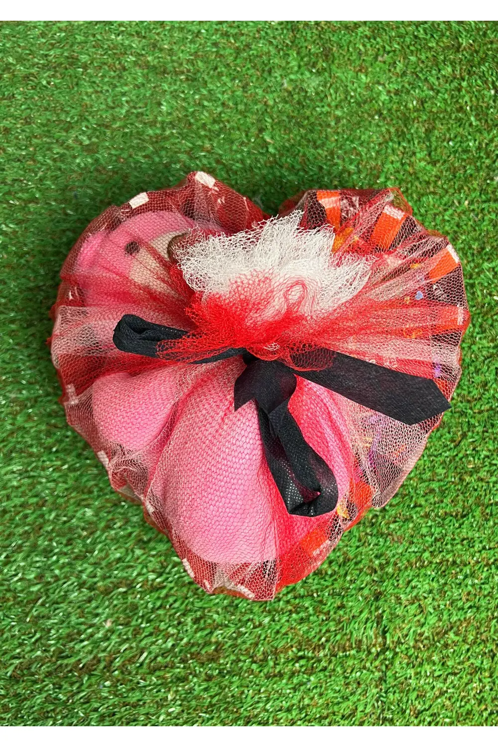 Sevgiliye Hediye Pembe Ayıcık Kalp Düzeninde Canga Ve Bol Çikolat