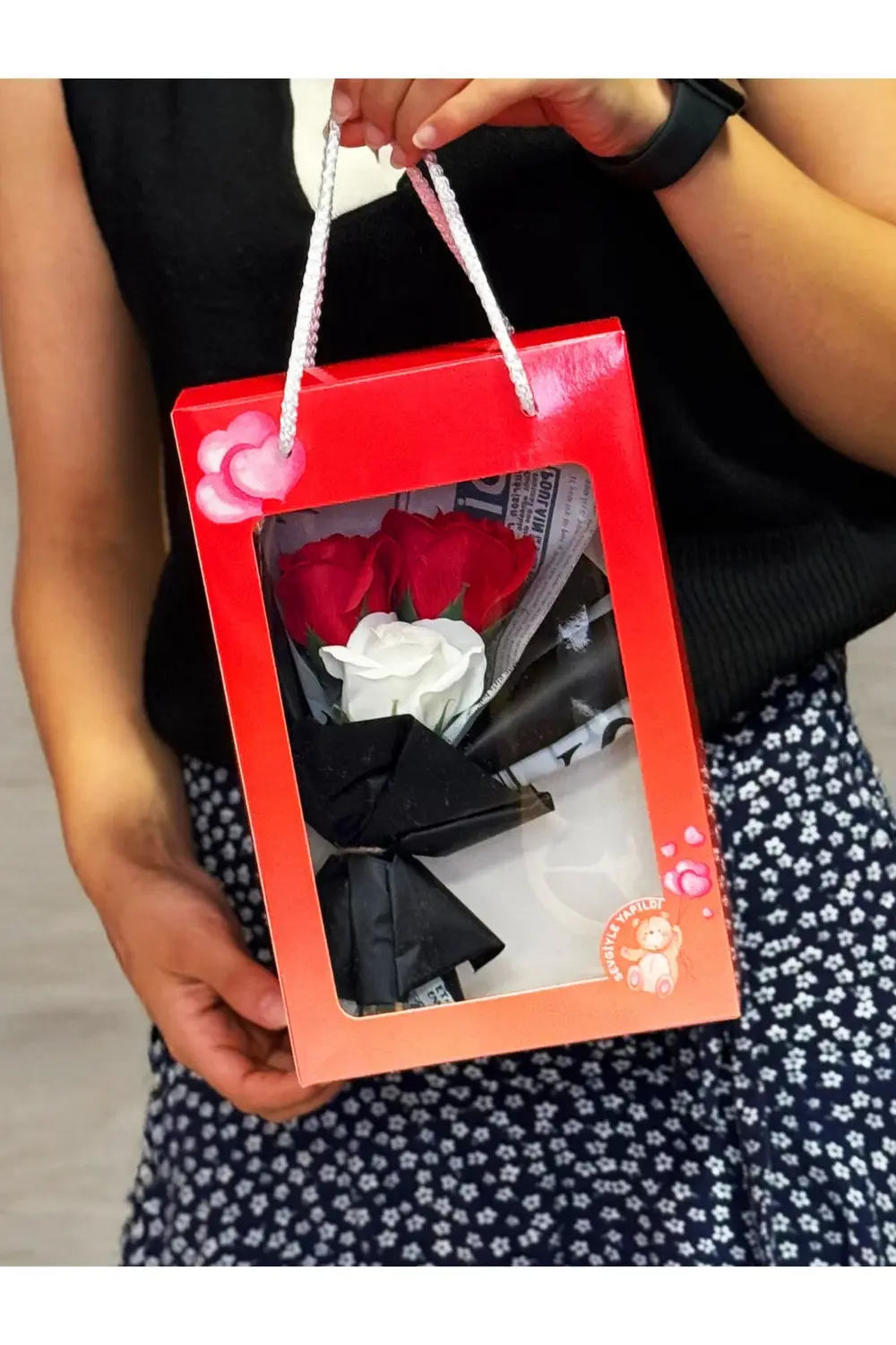 Sevgiliye Hediye - Sevgiliye Cicek - Kırmızı Kutusunda Gül Buketi