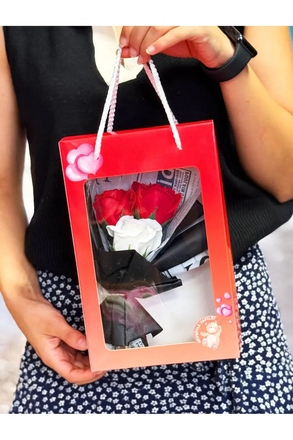 Sevgiliye Hediye - Sevgiliye Cicek - Kırmızı Kutusunda Gül Buketi