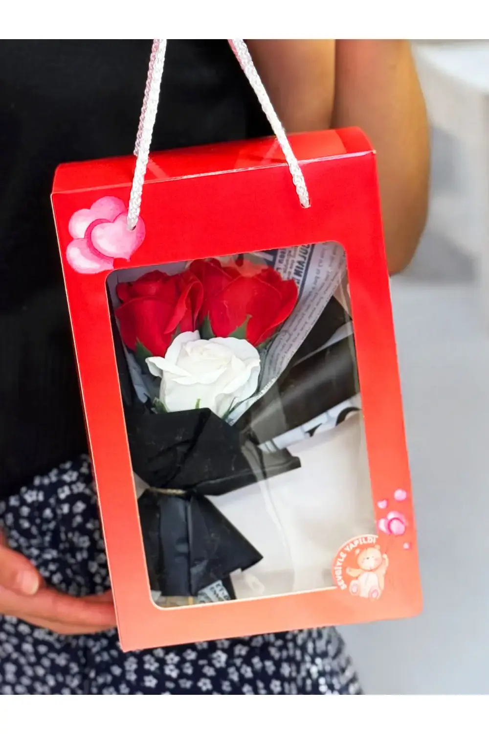 Sevgiliye Hediye - Sevgiliye Cicek - Kırmızı Kutusunda Gül Buketi