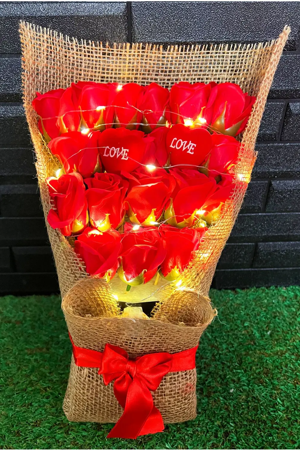 Sevgiliye Özel Hediye Gül Buketi 18li Işıklı Hediyelik Çiçek Doğu