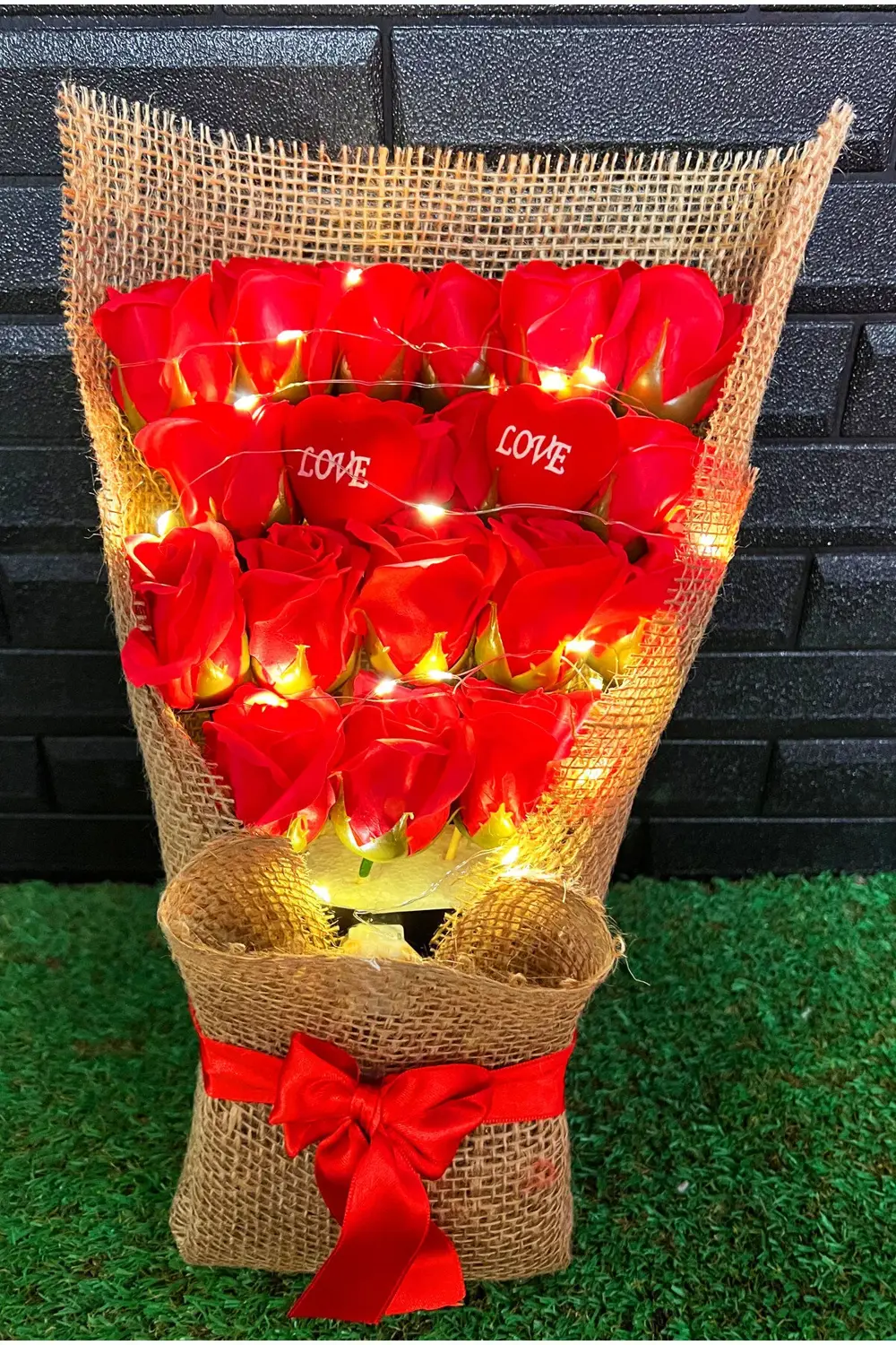 Sevgiliye Özel Hediye Gül Buketi 18li Işıklı Hediyelik Çiçek Doğu
