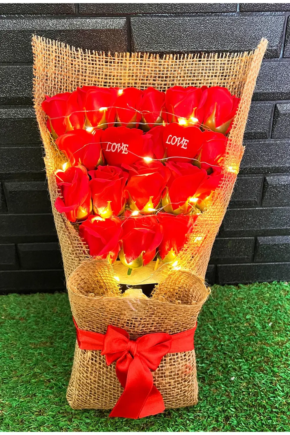 Sevgiliye Özel Hediye Gül Buketi 18li Işıklı Hediyelik Çiçek Doğu
