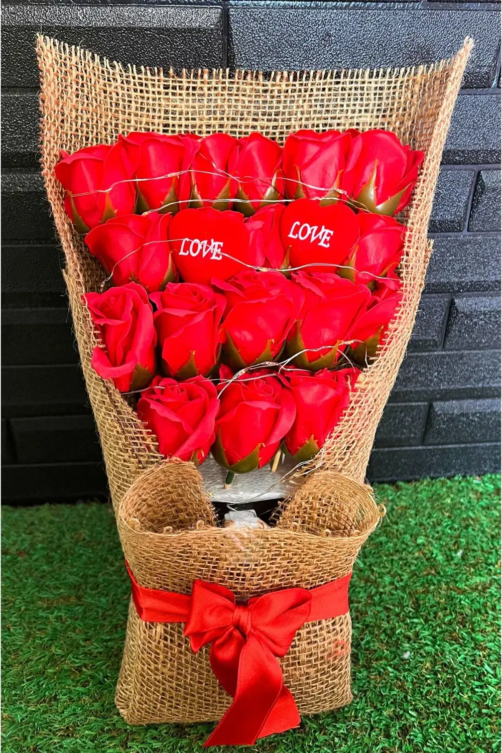 Sevgiliye Özel Hediye Gül Buketi 18li Işıklı Hediyelik Çiçek Doğu