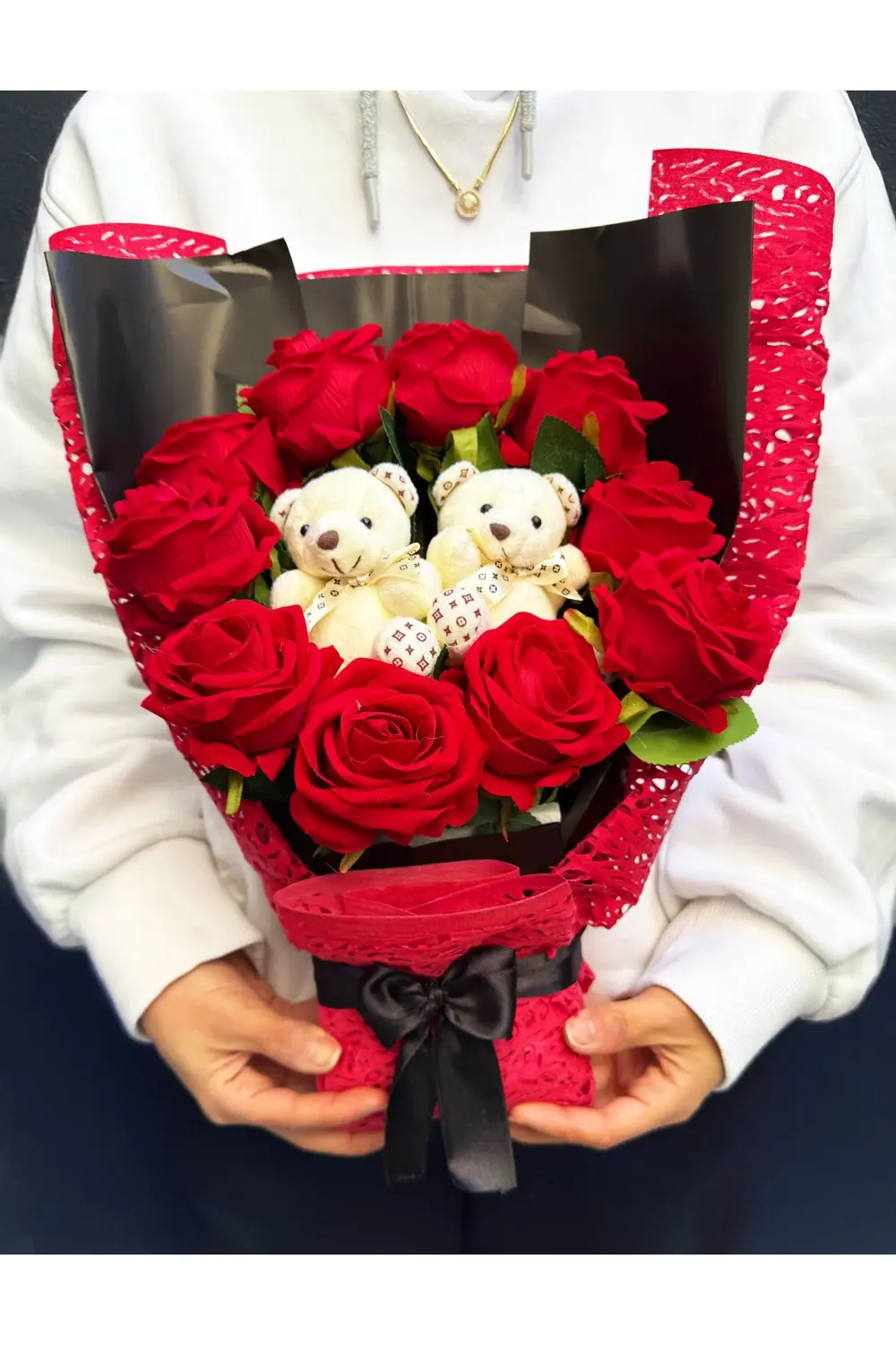 Sevgiliye Premium Hediye Kırmızı Kadife Güllü Beyaz Ayıcıklı Buke