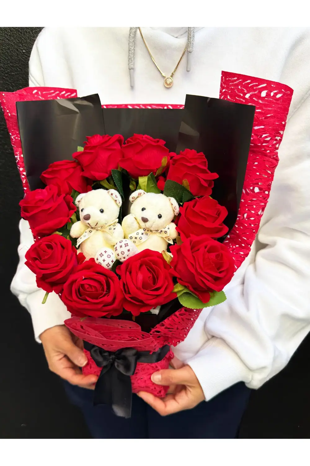 Sevgiliye Premium Hediye Kırmızı Kadife Güllü Beyaz Ayıcıklı Buke