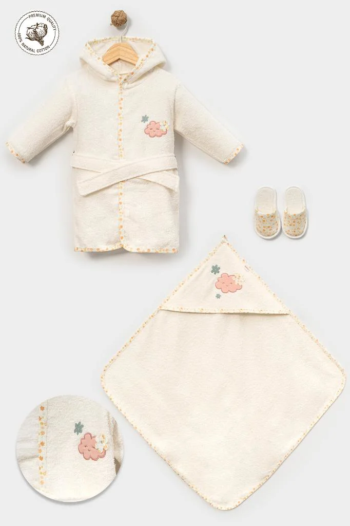 Sevimli Bulut ve Çiçekler Desenli %100 Pamuk Bebek Bornoz Seti 0-2 Yaş Kutulu BBTF.30060.02.PMB Sevimli Bulut ve Çiçekler Desenli %100 Pamuk Bebek Bornoz Seti 0-2 Yaş Kutulu BBTF.30060.02.PMB