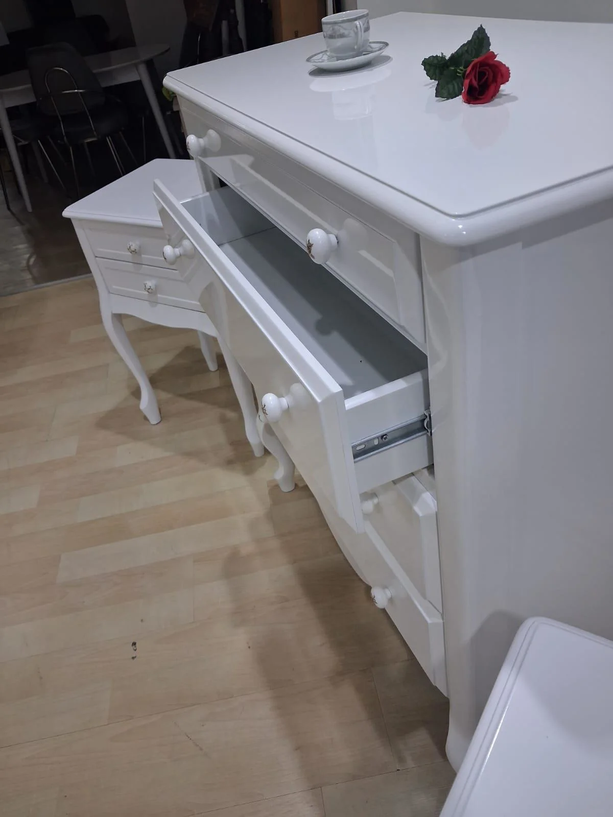 Şifonyer 2 Adet Komodin 90668 Model Aslan Ayak Kayın Parlak Beyaz