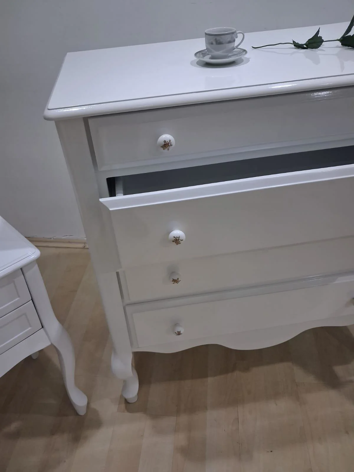 Şifonyer 2 Adet Komodin 90668 Model Aslan Ayak Kayın Parlak Beyaz
