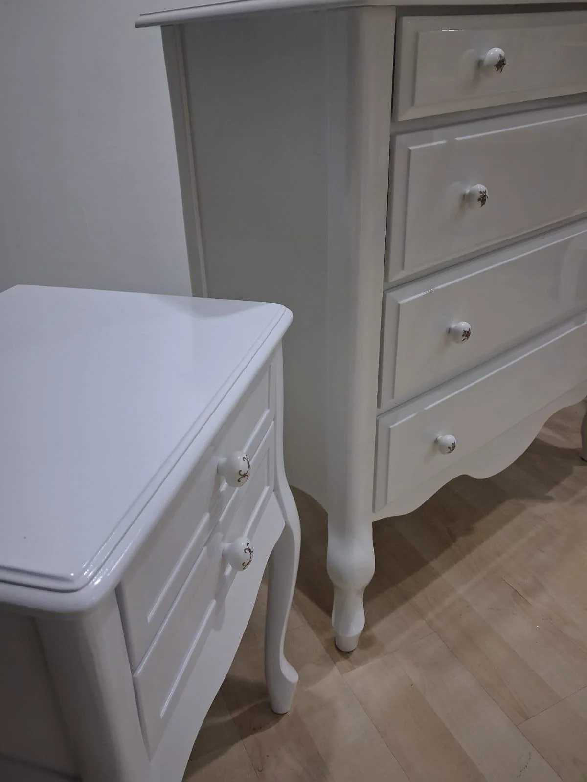 Şifonyer 2 Adet Komodin 90668 Model Aslan Ayak Kayın Parlak Beyaz