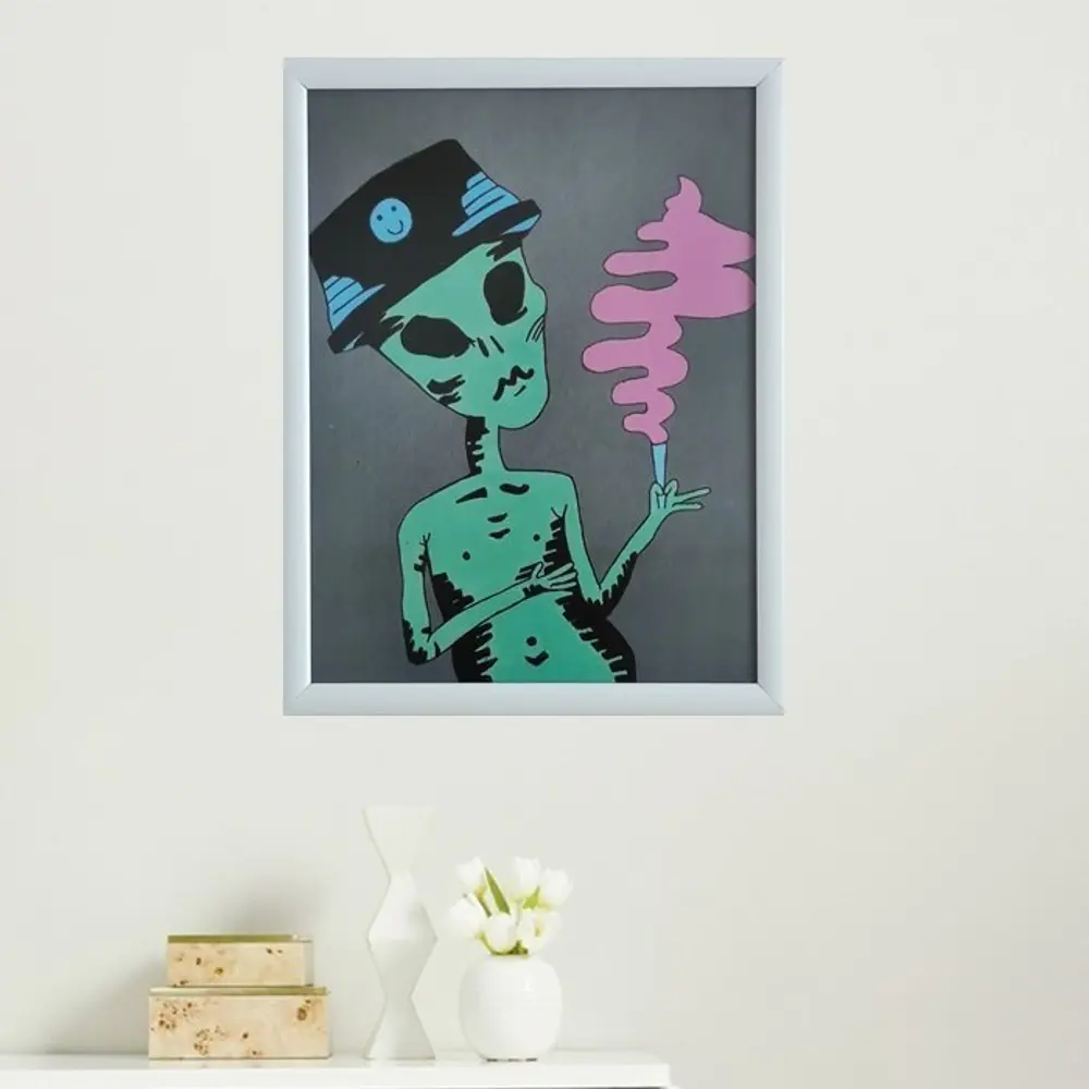 İçen Uzaylı Çerçeveli Poster Tablo