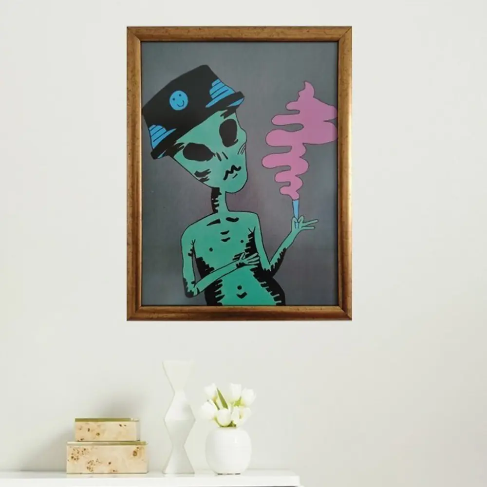 İçen Uzaylı Çerçeveli Poster Tablo