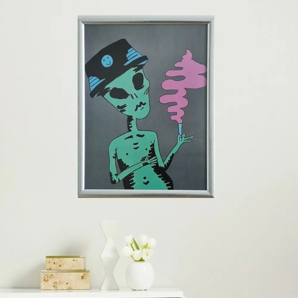 İçen Uzaylı Çerçeveli Poster Tablo