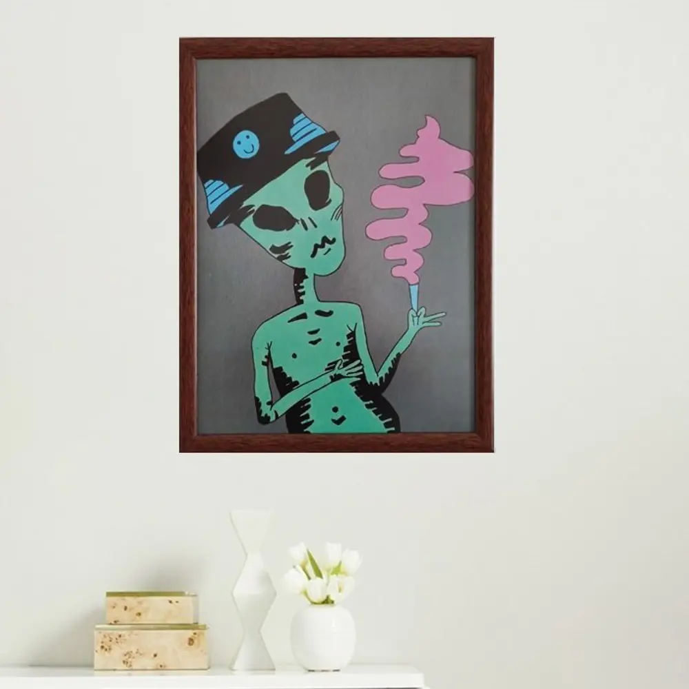 İçen Uzaylı Çerçeveli Poster Tablo