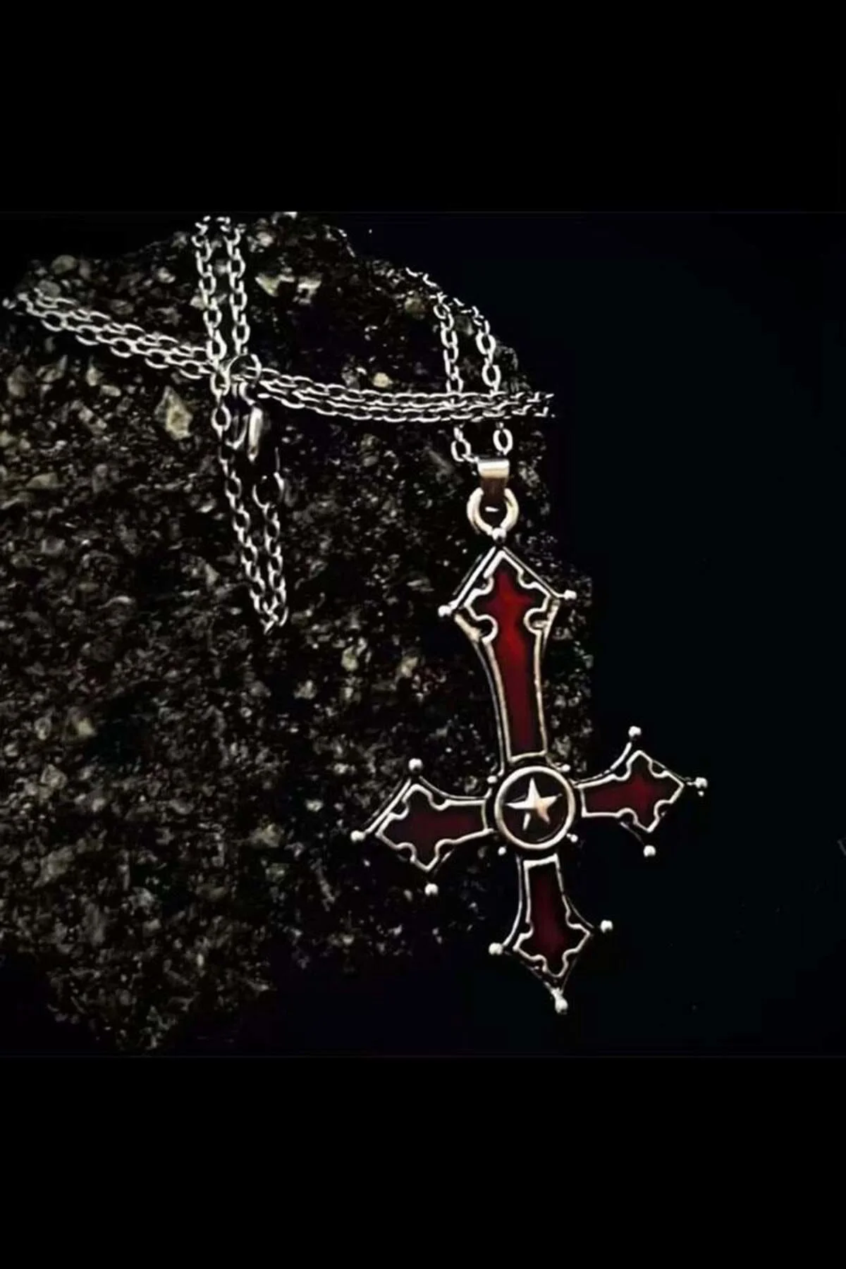 Silver Gotik Yıldız İşlemeli Kırmızı Haç Kolye