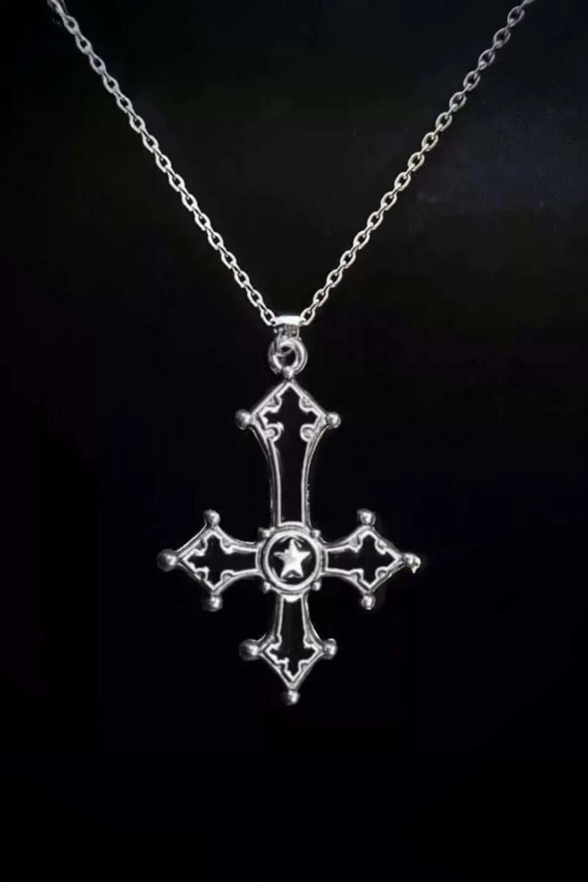 Silver Gotik Yıldız İşlemeli Siyah Haç Kolye