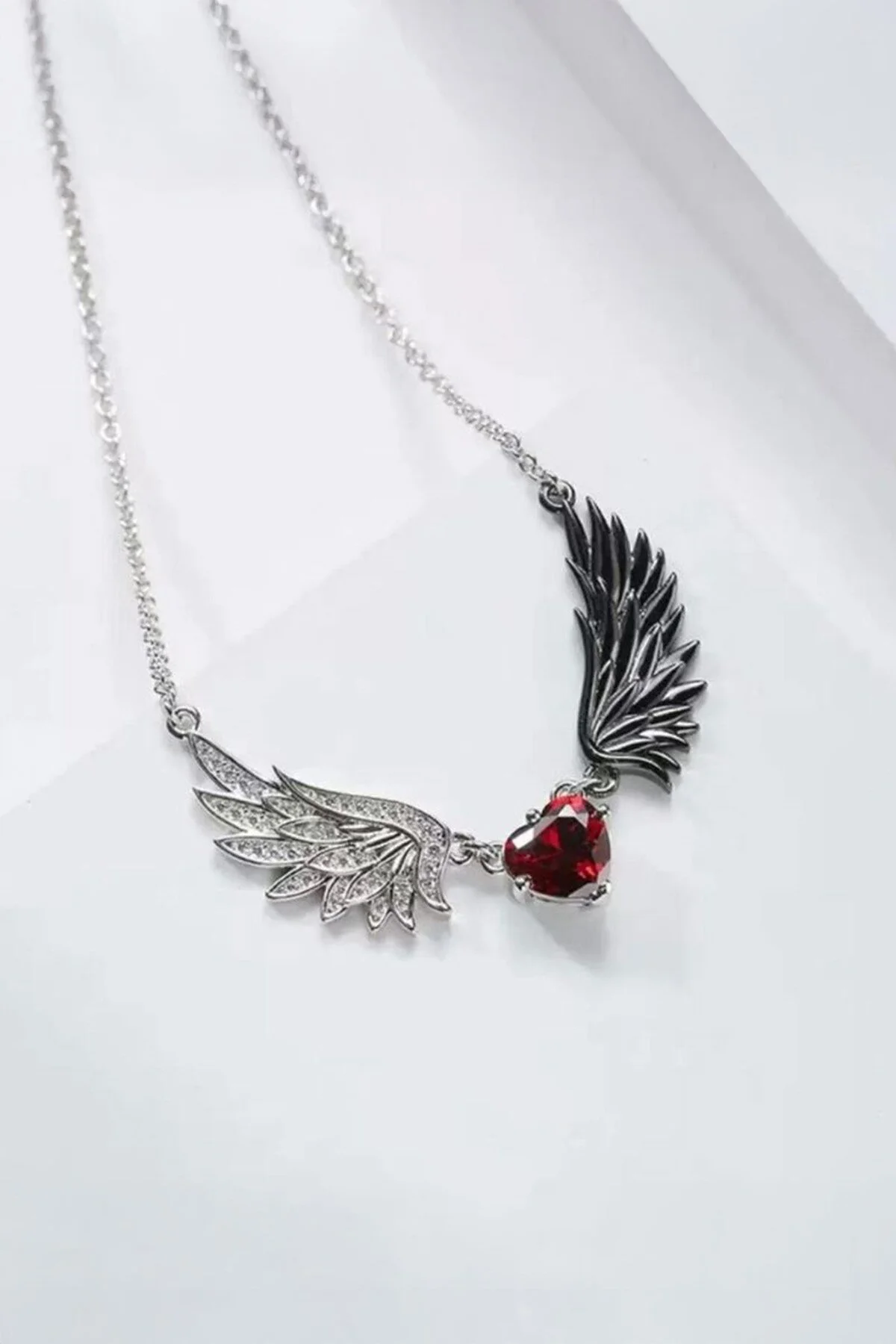 Silver Kanatlı Kırmızı Zirkon Taş Kalpli Kolye