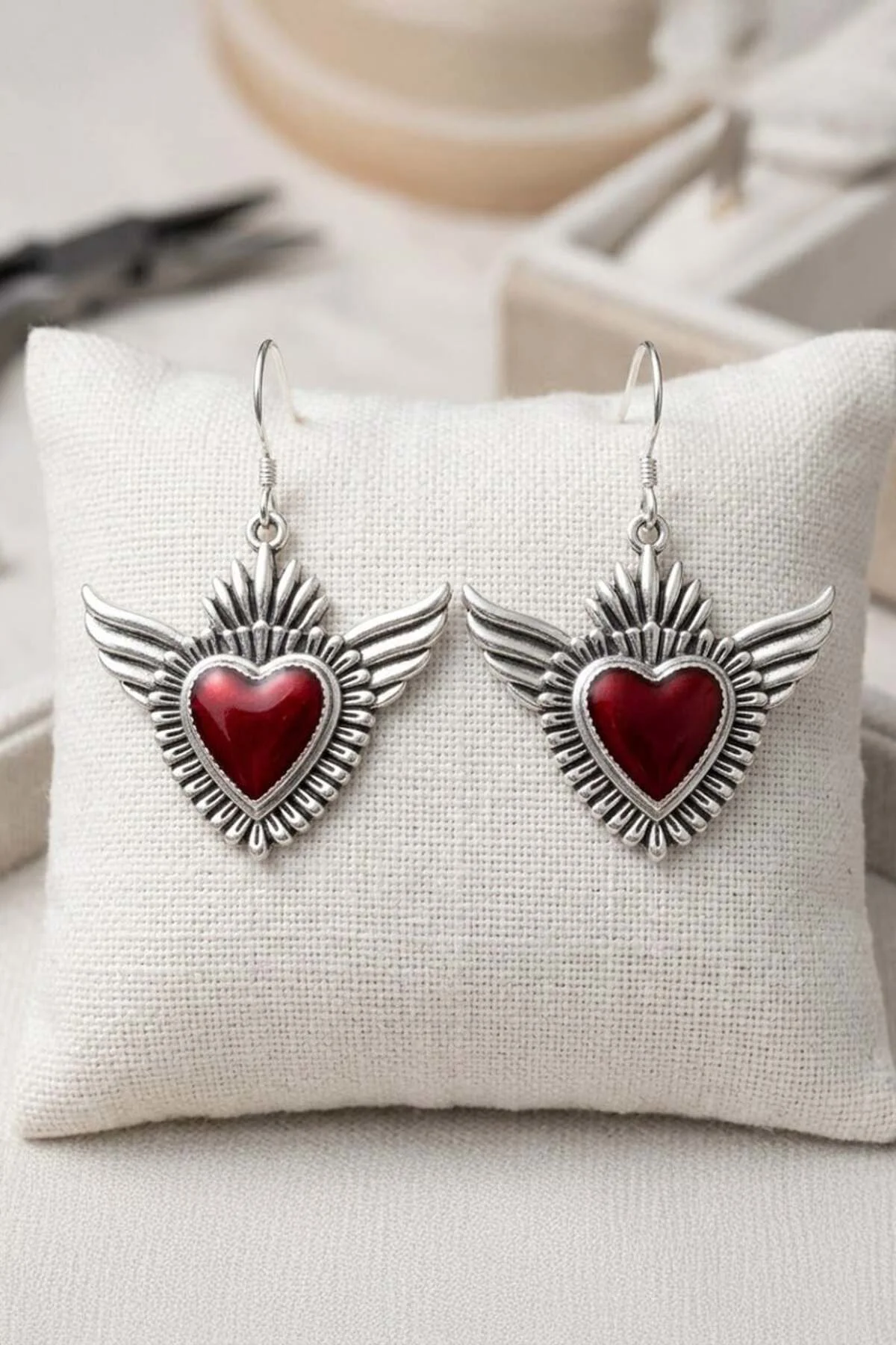 Silver Kanatlı Taçlı Gotik Red Heart Küpe