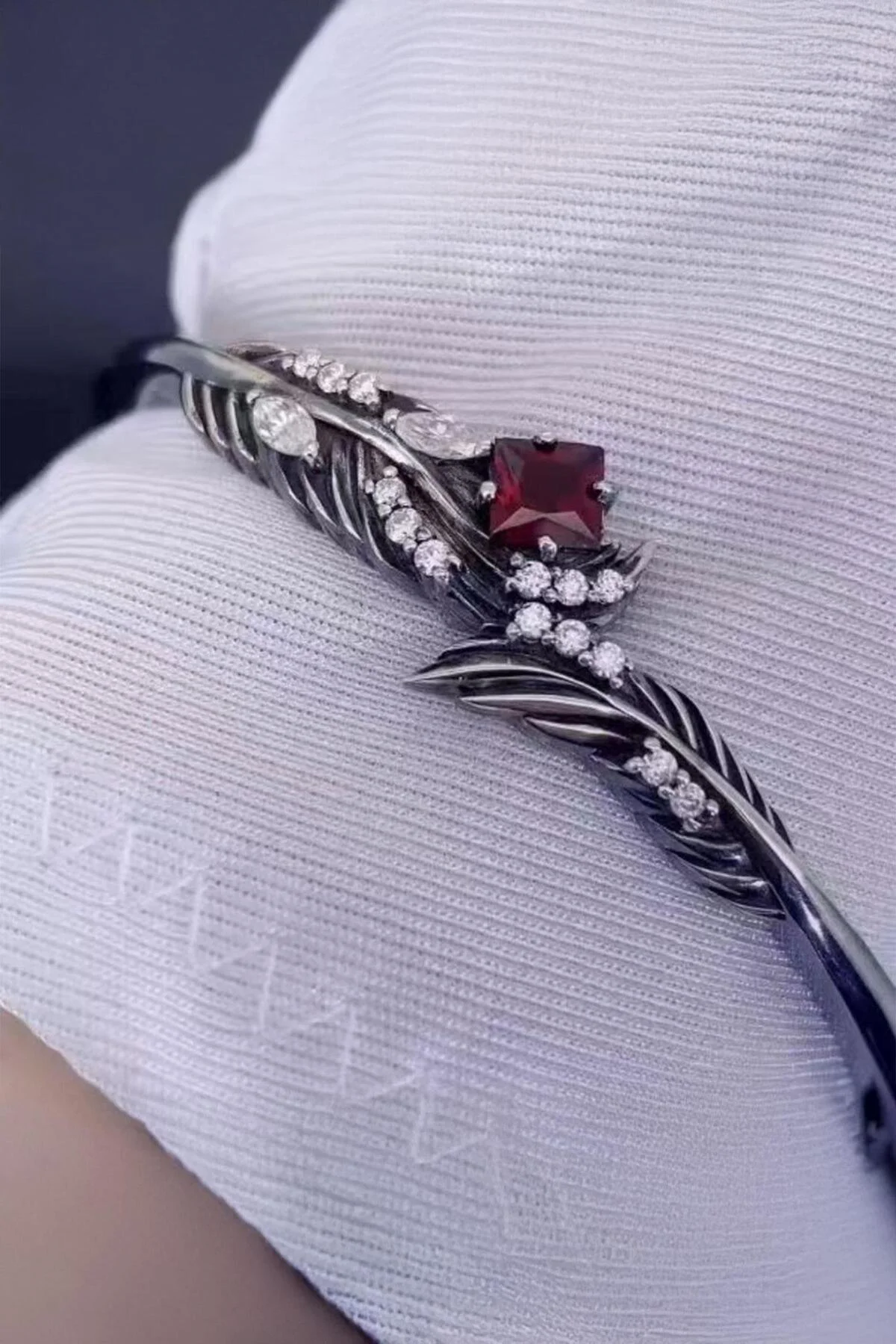Silver Kırmızı Zirkon Taşlı Tüy Ayarlanabilir Bileklik
