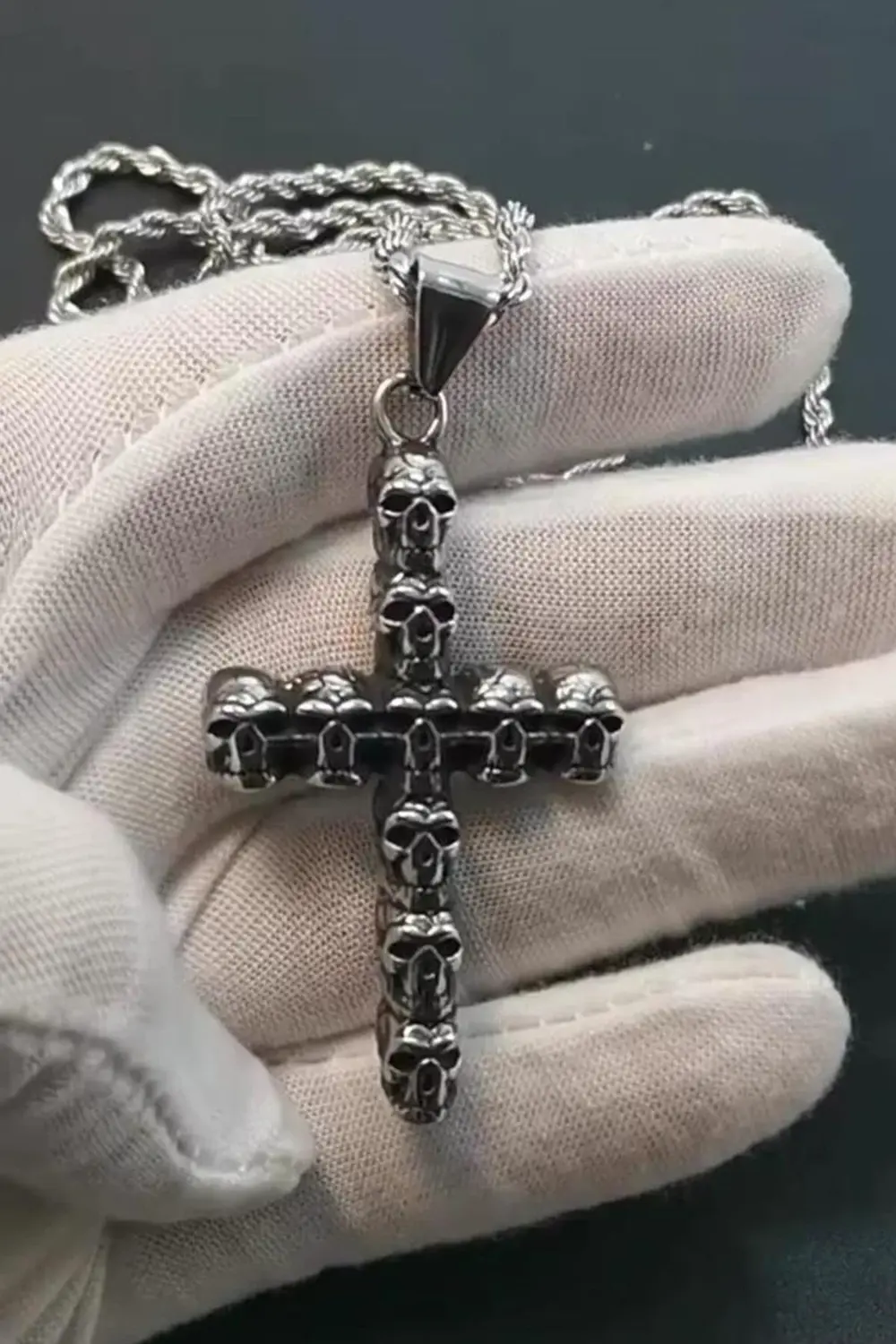 Silver Kuru Kafa İşlemeli Gotik Haç Kolye Silver Kuru Kafa İşlemeli Gotik Haç Kolye