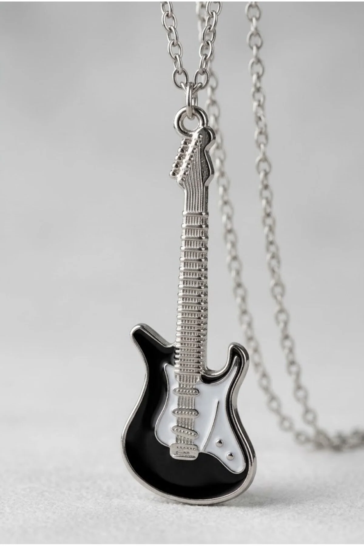 Silver Siyah Beyaz Elektro Gitar Kolye Silver Siyah Beyaz Elektro Gitar Kolye