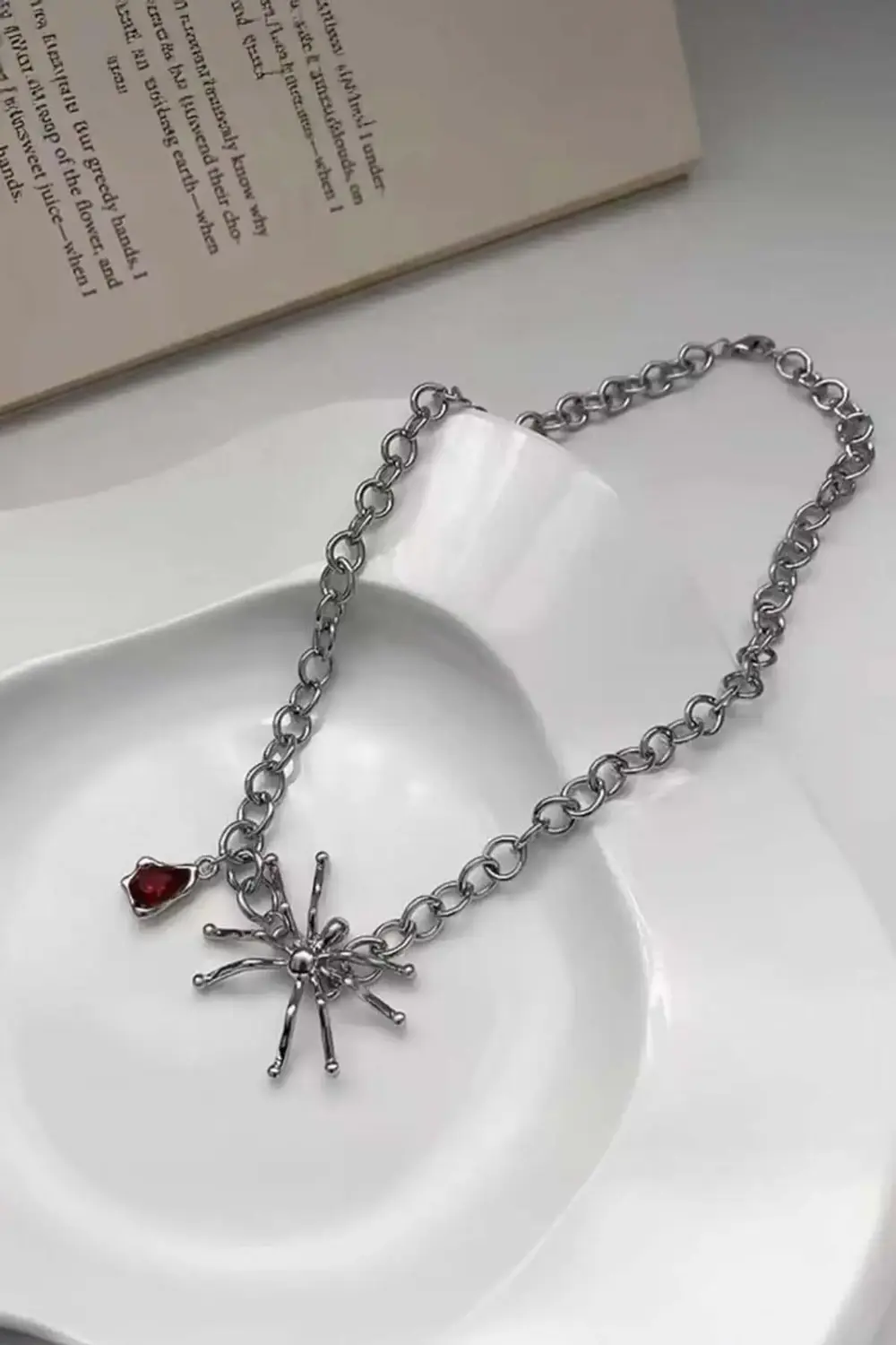 Silver Spider Kırmızı Zirkon Taşlı Gotik Kolye Silver Spider Kırmızı Zirkon Taşlı Gotik Kolye