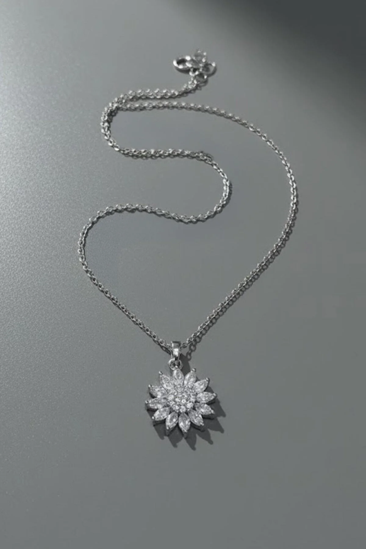Silver Taşlı Papatya Kolye Silver Taşlı Papatya Kolye