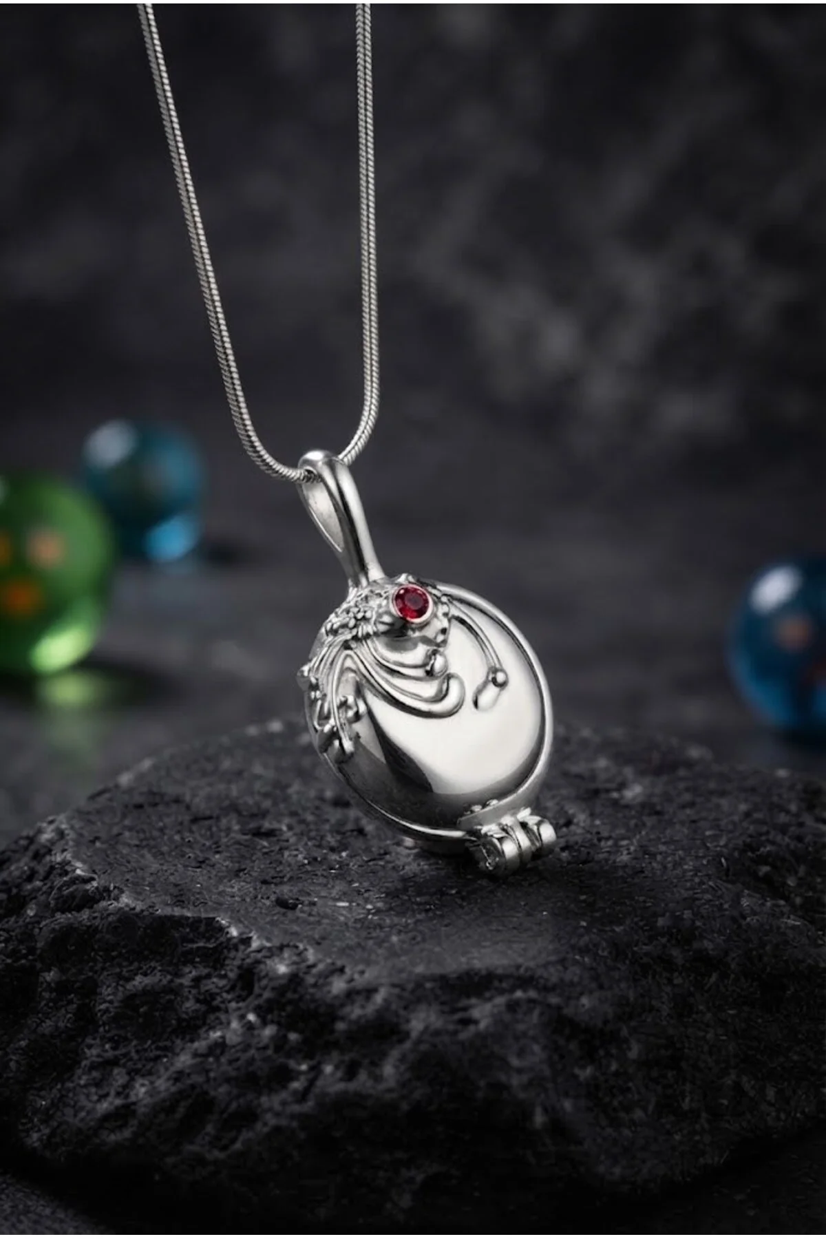 Silver Vervain Madalyon Kırmızı Taşlı Gotik Kolye