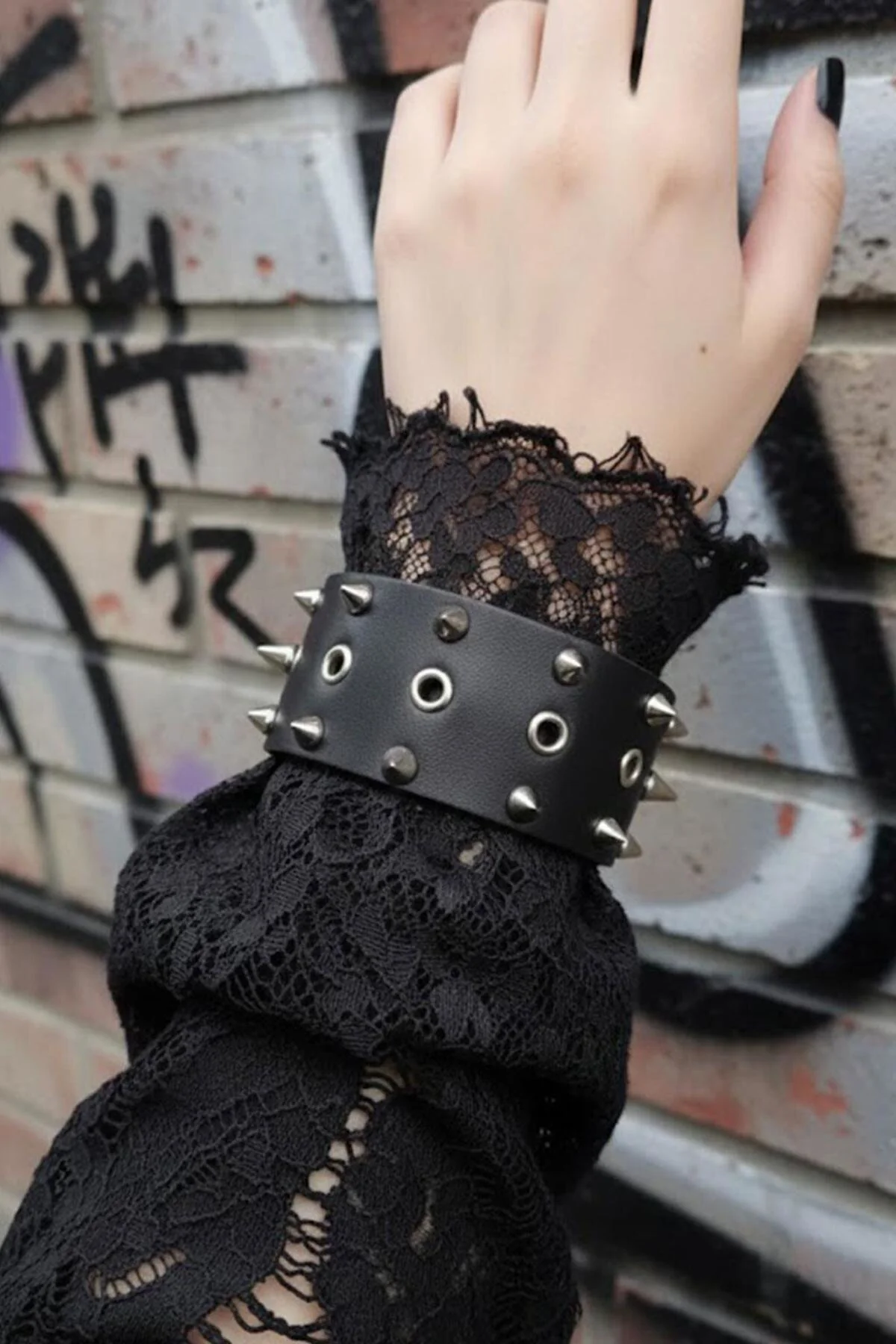 Siyah 3 Şerit Dikenli Delikli Gotik Deri Bileklik Siyah 3 Şerit Dikenli Delikli Gotik Deri Bileklik
